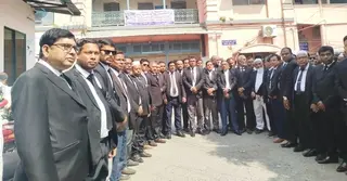 বরিশালে আইনজীবী সমিতির সভাপতিকে গ্রেপ্তার; আইনজীবীদের আদালত বর্জন-বিক্ষোভ